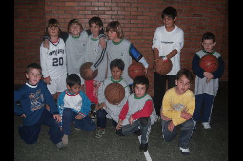 Los chicos practican bÃsquetbol en el gimnasio aurinegro serrano Prensa 