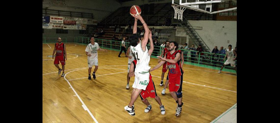 El equipo de Carlos Zulberti no tuvo inconvenientes para imponer su juego ante los albiverdes Claudio MartÃ­nez 