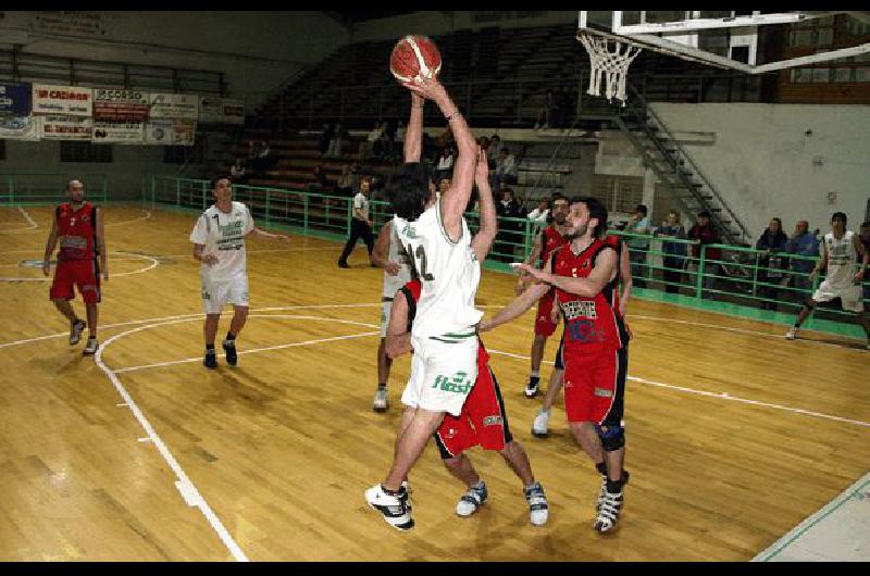 El equipo de Carlos Zulberti no tuvo inconvenientes para imponer su juego ante los albiverdes Claudio MartÃ­nez 