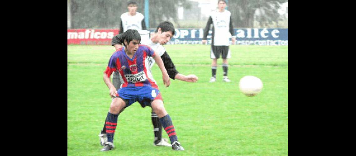 Correa de la sexta de LilÃ�n recibe el asedio del marcador albinegro 