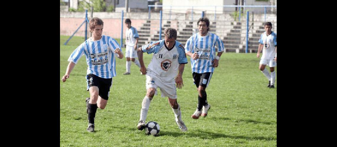 Carlos Arena anotÃ³ el segundo gol de Ferro Carril Sud y fue la figura de la cancha Claudio MartÃ­nez 