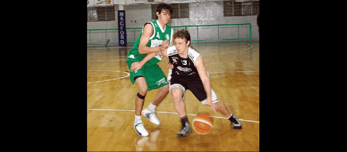 Facundo Morbelli (Pueblo Nuevo) intenta detener a Ignacio Catanzaro (Estudiantes) El cuadrangular es preparatorio para el Torneo Provincial de Clubes Archivo 