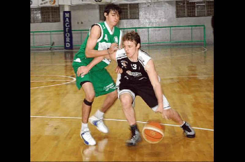 Facundo Morbelli (Pueblo Nuevo) intenta detener a Ignacio Catanzaro (Estudiantes) El cuadrangular es preparatorio para el Torneo Provincial de Clubes Archivo 