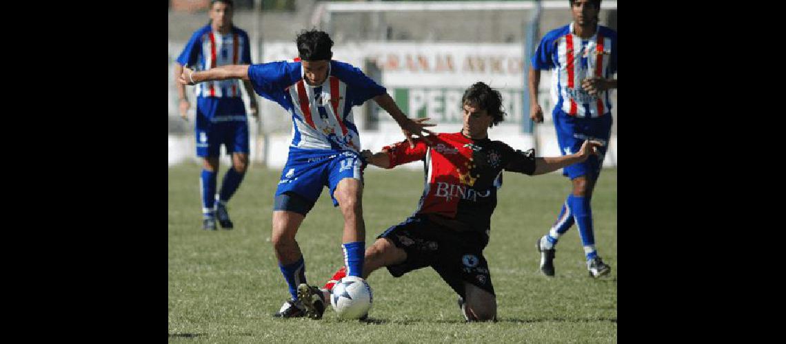 Maximiliano Abot (en el piso) es de General La Madrid y juega para Sporting Gentileza La Nueva Provincia 