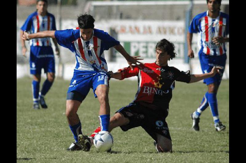 Maximiliano Abot (en el piso) es de General La Madrid y juega para Sporting Gentileza La Nueva Provincia 