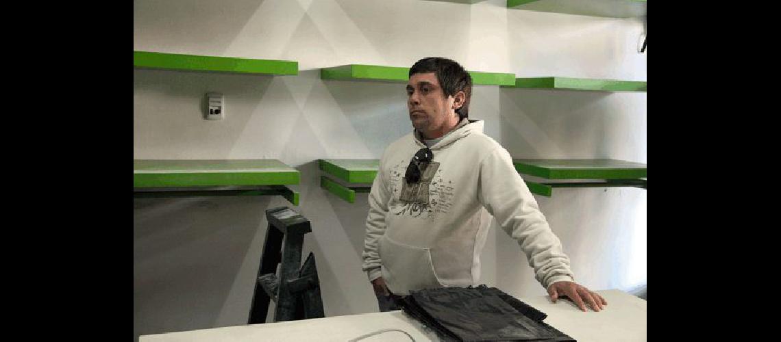 JosÃ© Scipioni el comerciante perjudicado por el robo explicÃ³ que los ladrones cargaron la ropa en una camioneta Claudio MartÃ­nez