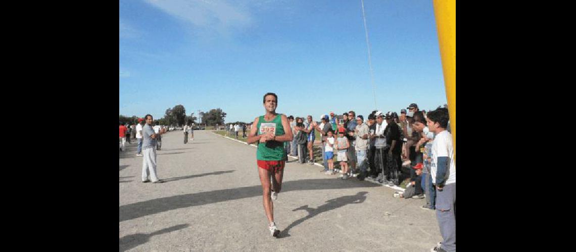 El espaÃ±ol Ibarra MartÃ­nez pasa la lÃ­nea de llegada y gana el 19Âº MaratÃ³n de Laprida 