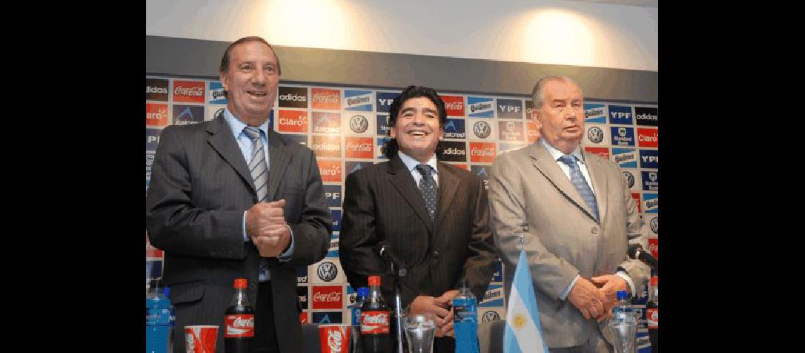 Carlos Salvador Bilardo Diego Armando Maradona y Julio Humberto Grondona ayer en el predio de Ezeiza Fotos- DyN y AFP 