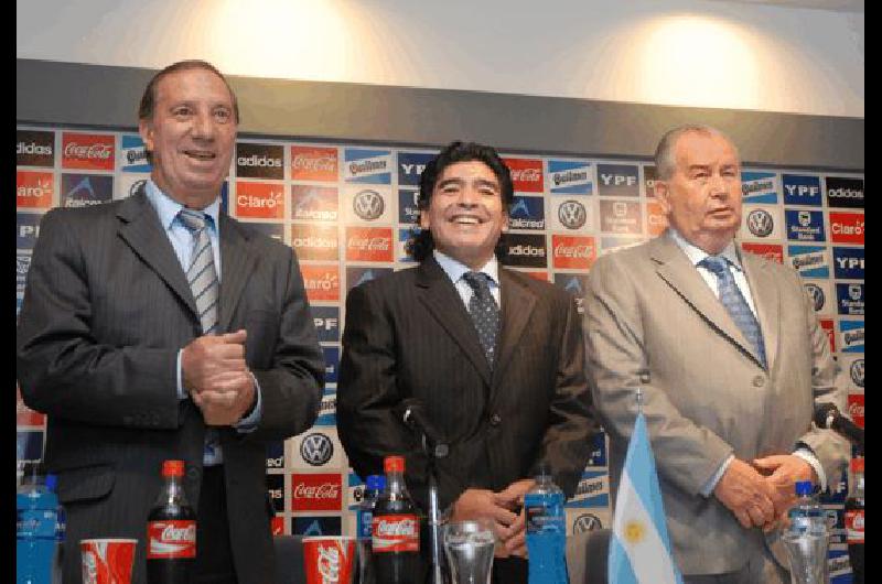 Carlos Salvador Bilardo Diego Armando Maradona y Julio Humberto Grondona ayer en el predio de Ezeiza Fotos- DyN y AFP 