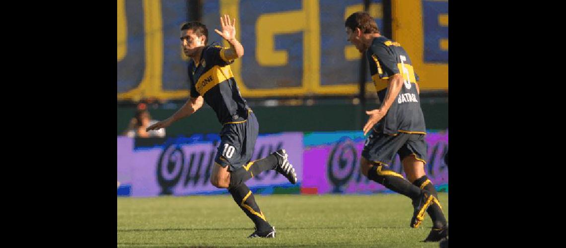 Juan RomÃn Riquelme celebra su gol que le dio a Boca una agÃ³nica victoria en la cancha de Arsenal TÃ©lam 