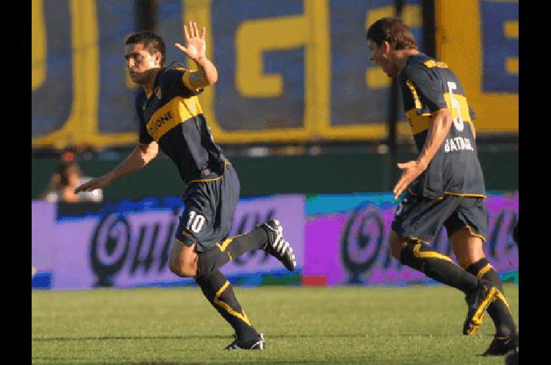 Juan RomÃn Riquelme celebra su gol que le dio a Boca una agÃ³nica victoria en la cancha de Arsenal TÃ©lam 