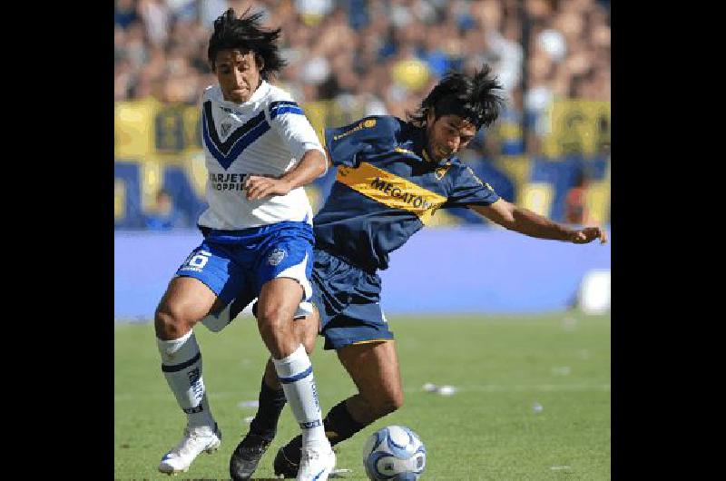 Cuerpo a cuerpo VÃ­ctor Zapata y FabiÃn Vargas luchan por la pelota en La Bombonera AFP 