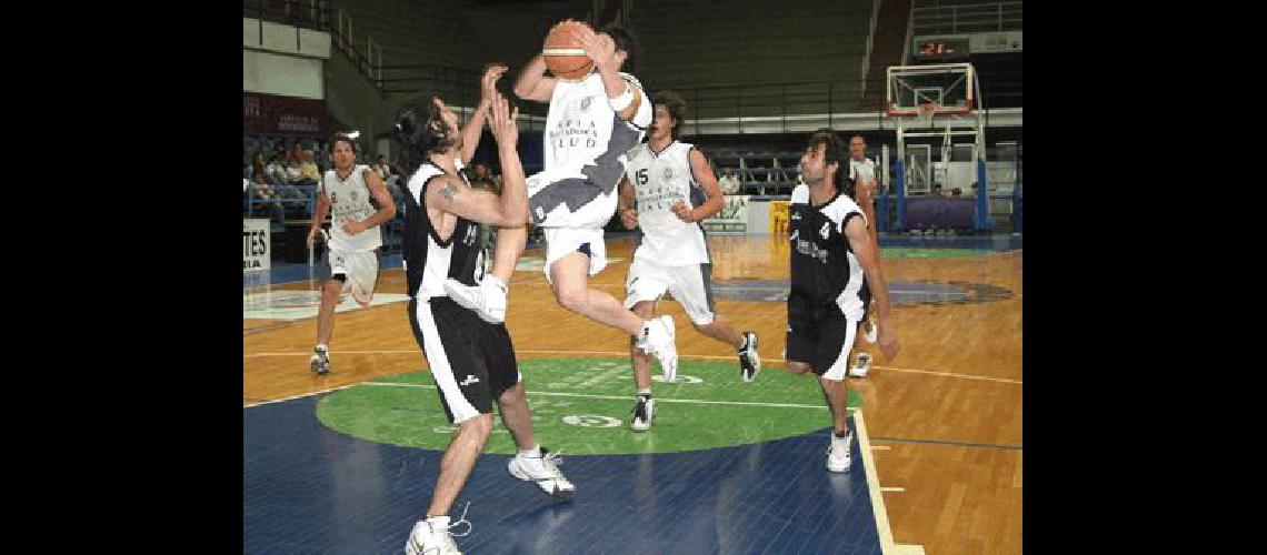 NicolÃs Lorenzo se eleva y anota 2 de sus 25 puntos Estudiantes ganÃ³ con claridad Claudio MartÃ­nez 