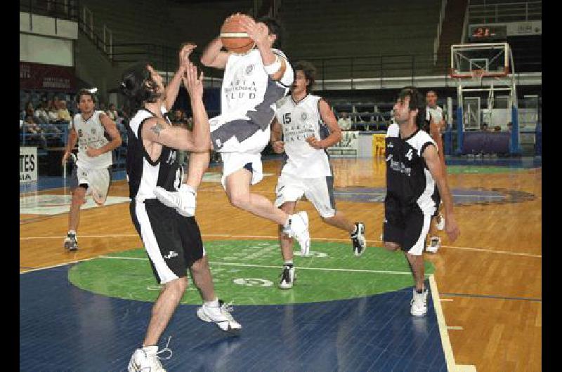 NicolÃs Lorenzo se eleva y anota 2 de sus 25 puntos Estudiantes ganÃ³ con claridad Claudio MartÃ­nez 