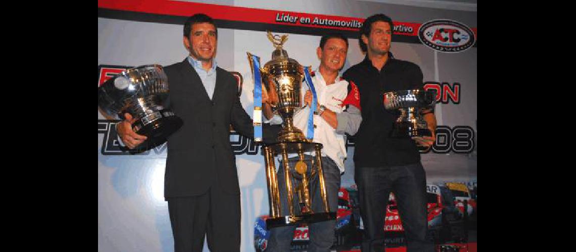 Juan Manuel Silva el campeÃ³n Guillermo Ortelli y Emanuel Moriatis fueron homenajeados por la ACTC Prensa ACTC 