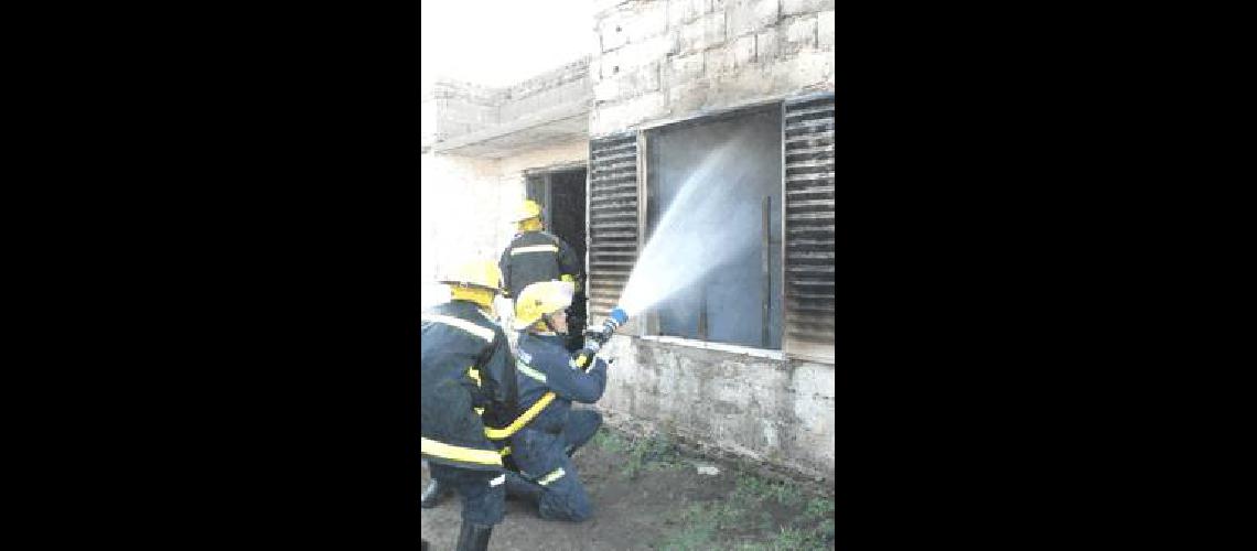 Los Bomberos trabajaron en el lugar por espacio de una hora Marcelo BeltrÃ�n 