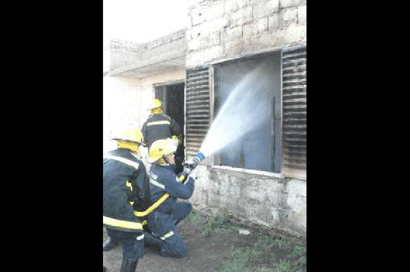 Los Bomberos trabajaron en el lugar por espacio de una hora Marcelo BeltrÃ�n 