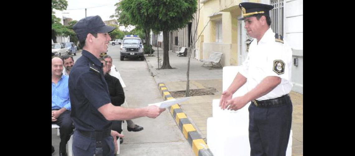 Waldemar LÃ³pez recibiÃ³ la distinciÃ³n como mejor compaÃ±ero de parte del teniente primero Marcelo Amaya 