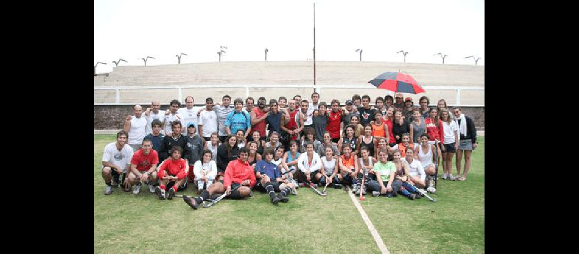 Jugadores de todas las categorÃ­as del hockey bataraz se reunieron ayer para despedir la temporada 2008 en la flamante cancha sintÃ©tica Claudio MartÃ­nez 