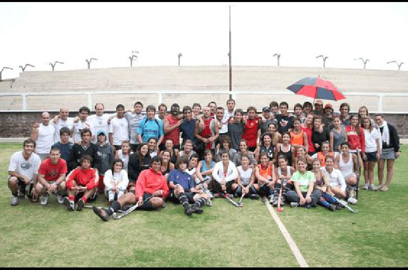 Jugadores de todas las categorÃ­as del hockey bataraz se reunieron ayer para despedir la temporada 2008 en la flamante cancha sintÃ©tica Claudio MartÃ­nez 