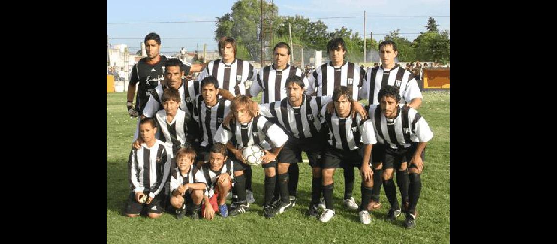 La formaciÃ³n de Alumni AzuleÃ±o que ayer saltÃ³ al campo de juego en TapalquÃ© para consagrarse en el torneo IntegraciÃ³n Gentileza El Tiempo 