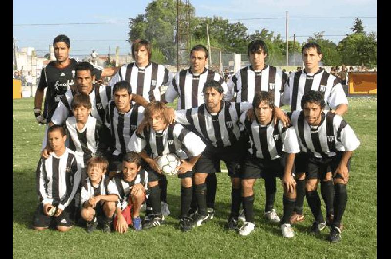 La formaciÃ³n de Alumni AzuleÃ±o que ayer saltÃ³ al campo de juego en TapalquÃ© para consagrarse en el torneo IntegraciÃ³n Gentileza El Tiempo 