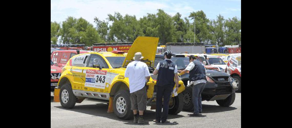 Los diferentes equipos del Rally Dakar 2009 deberÃ�n recorrer trazados muy complicados AFP 