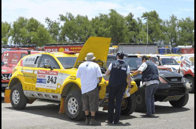 Los diferentes equipos del Rally Dakar 2009 deberÃ�n recorrer trazados muy complicados AFP 