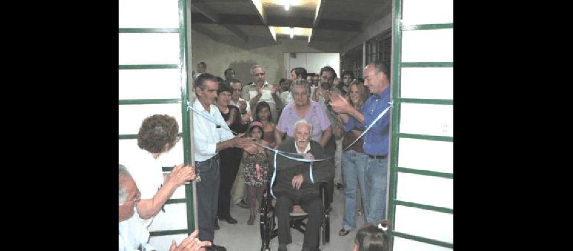 Alfredo Fisher y Evaristo Tito ElÃ­a cortaron las cintas del nuevo salÃ³n (mesa2) Agencia 