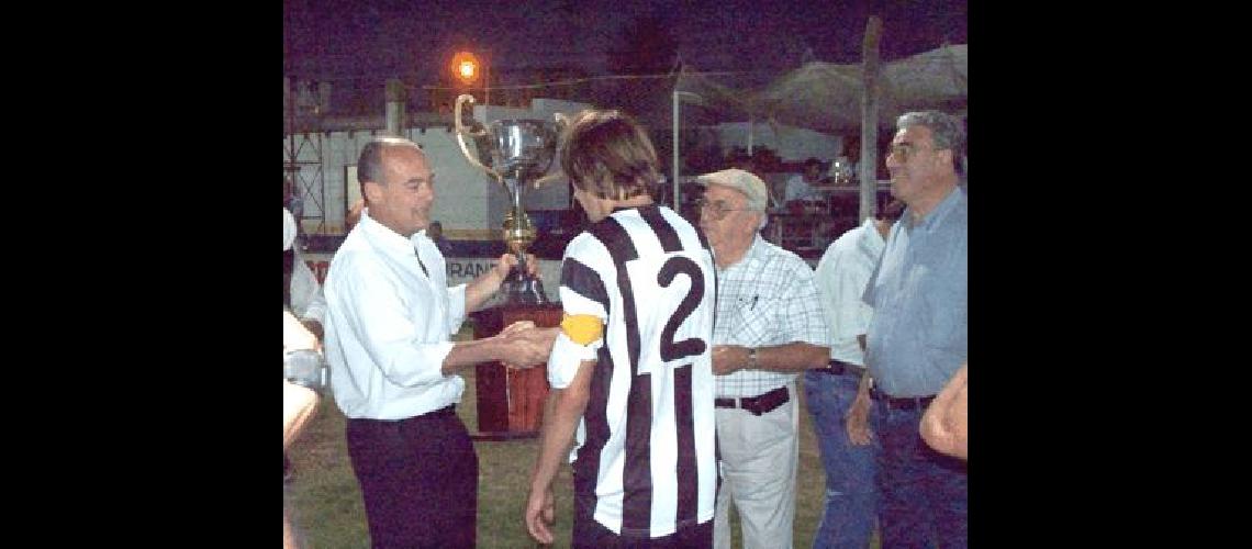 El intendente Fisher hace entrega del trofeo al capitÃ�n campeÃ³n junto con Oscar DurÃ�n y Rogelio Bidart Prensa 