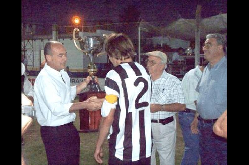 El intendente Fisher hace entrega del trofeo al capitÃ�n campeÃ³n junto con Oscar DurÃ�n y Rogelio Bidart Prensa 