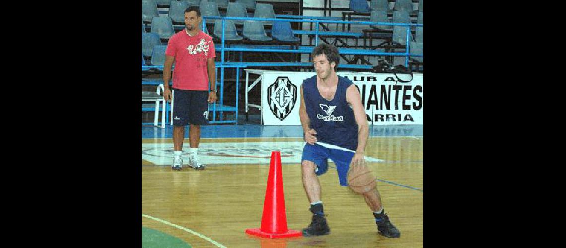 JuliÃn Sansimoni en un entrenamiento el tÃ©cnico Irineo Galli detrÃs Estudiantes hoy visita a Pueblo Nuevo en partido amistoso antes de debutar en el Torneo Provincial de Clubes Lucas Paganoarchivo 