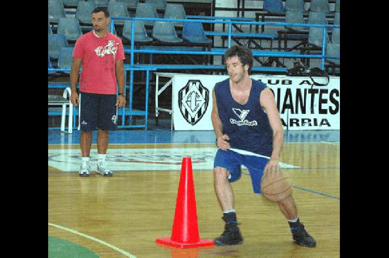 JuliÃn Sansimoni en un entrenamiento el tÃ©cnico Irineo Galli detrÃs Estudiantes hoy visita a Pueblo Nuevo en partido amistoso antes de debutar en el Torneo Provincial de Clubes Lucas Paganoarchivo 