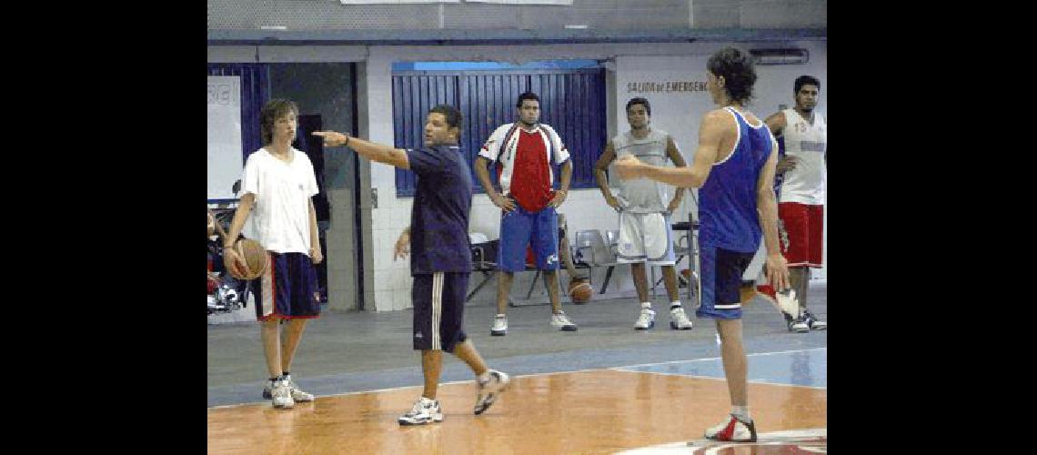 El equipo de Fernando Otaviano se entrena de lunes a viernes a las 20 en el gimnasio del Parque OlavarrÃ­a Marcelo Kehler 