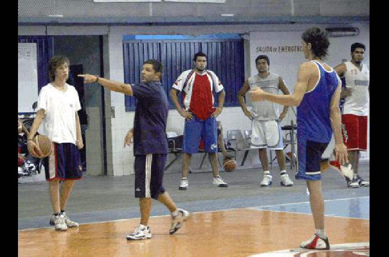 El equipo de Fernando Otaviano se entrena de lunes a viernes a las 20 en el gimnasio del Parque OlavarrÃ­a Marcelo Kehler 