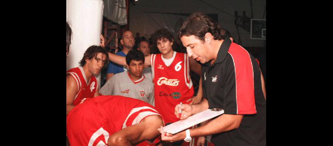 Wally Alem pizarra en mano diseÃ±a una jugada ante la atenciÃ³n de sus dirigidos Los Tamberos se coronaron campeones de la Liga de Esteban EcheverrÃ­a InfocaÃ±uelas 