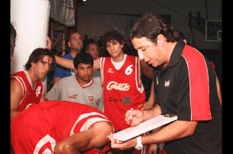 Wally Alem pizarra en mano diseÃ±a una jugada ante la atenciÃ³n de sus dirigidos Los Tamberos se coronaron campeones de la Liga de Esteban EcheverrÃ­a InfocaÃ±uelas 