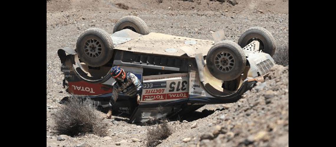 Orlando Terranova acaba de volcar DebiÃ³ abandonar en el Rally Dakar El piloto y su navegante el francÃ©s Alain Guehennec no sufrieron lesiones en el accidente en el desierto de Atacama Fotos AFP 