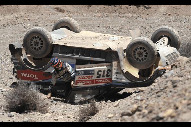 Orlando Terranova acaba de volcar DebiÃ³ abandonar en el Rally Dakar El piloto y su navegante el francÃ©s Alain Guehennec no sufrieron lesiones en el accidente en el desierto de Atacama Fotos AFP 