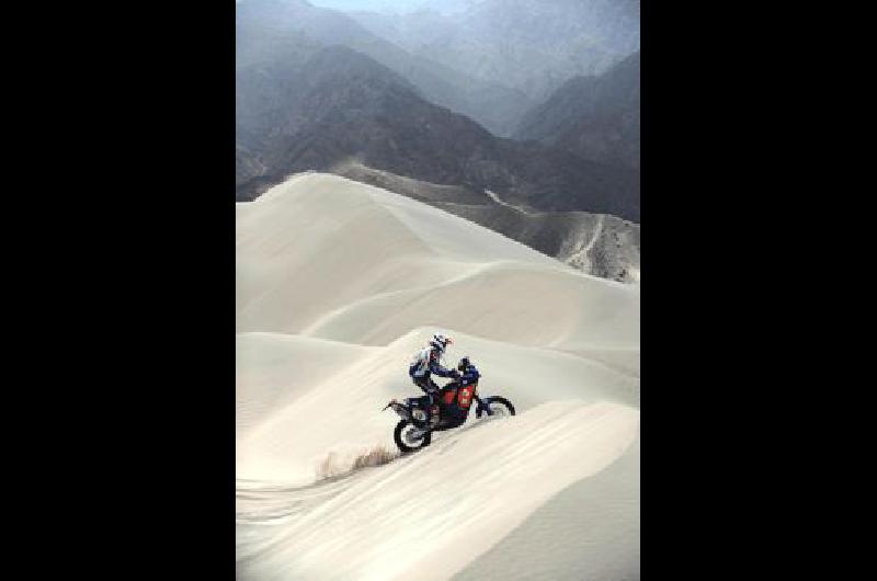 Las motos tambiÃ©n tuvieron que pelear duro contra las dunas y la altura Como el esloveno Miran Stanovik ayer durante la duodÃ©cima etapa del Rally Dakar AFP 