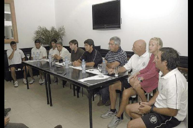 El renovado cuerpo tÃ©cnico del fÃºtbol bataraz fue presentado el viernes a la noche en una conferencia de prensa Carlos RamÃ­rez 