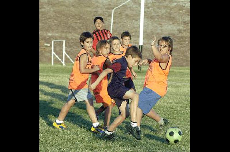 En la cancha central del Bata se disputa el baby fÃºtbol que finalizarÃ el viernes Carlos RamÃ­rez 