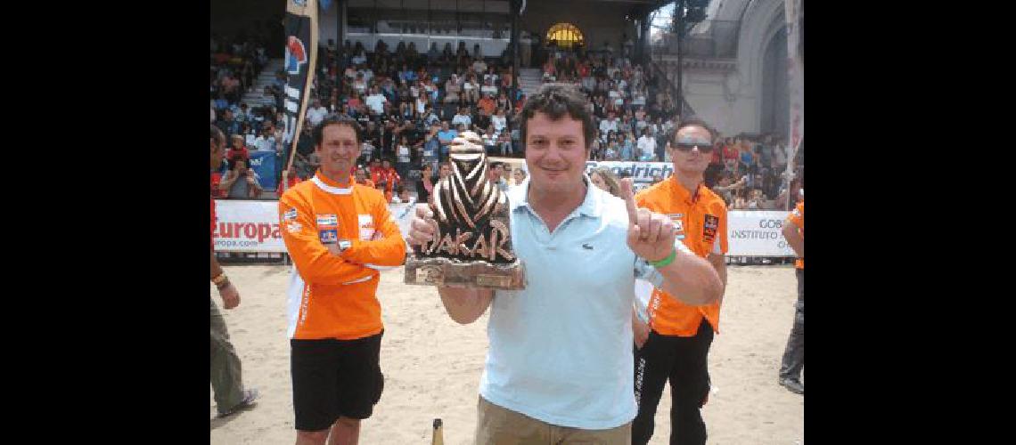 Momento Ãºnico e inolvidable- Gato Barbery con el trofeo del espaÃ±ol Marc Coma ganador en motos Fotos gentileza Barbery 