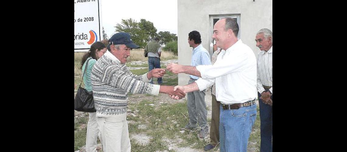 Roberto DomÃ­nguez recibe su llave de manos del intendente Fisher 