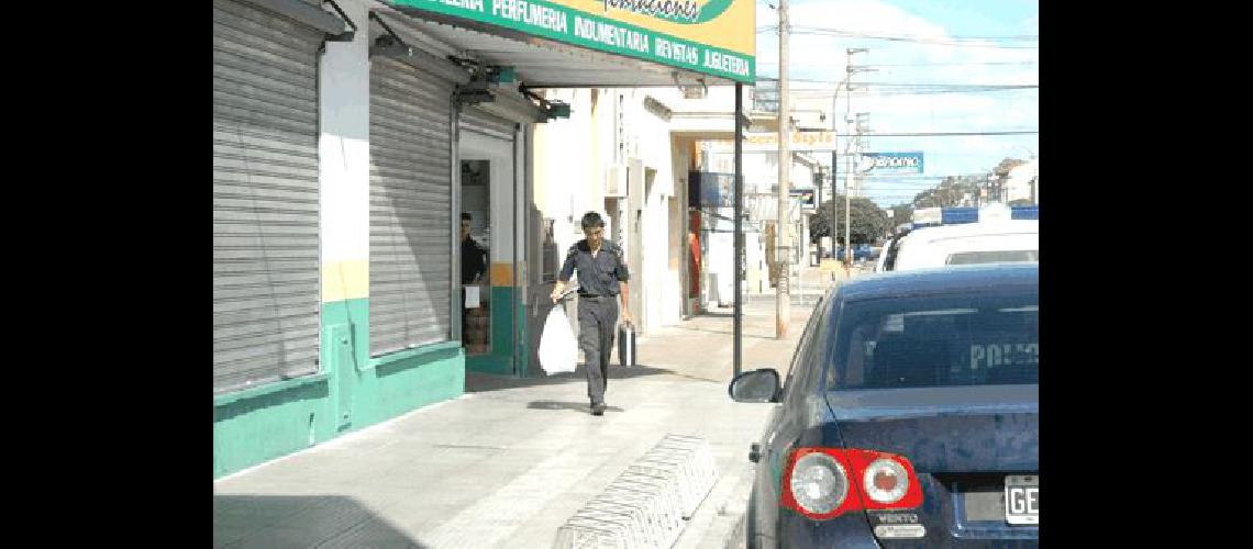 Ladrones disfrazados de albantildeiles roban diez mil pesos de un comercio ceacutentrico