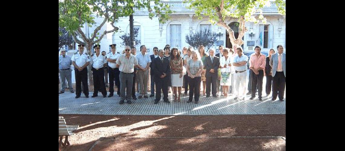 El momento en que depositaron la entrega floral en el Monumento a los Pioneros Fotos- Agencia 