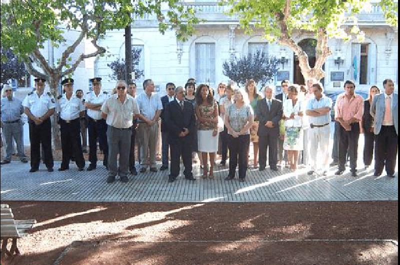 El momento en que depositaron la entrega floral en el Monumento a los Pioneros Fotos- Agencia 