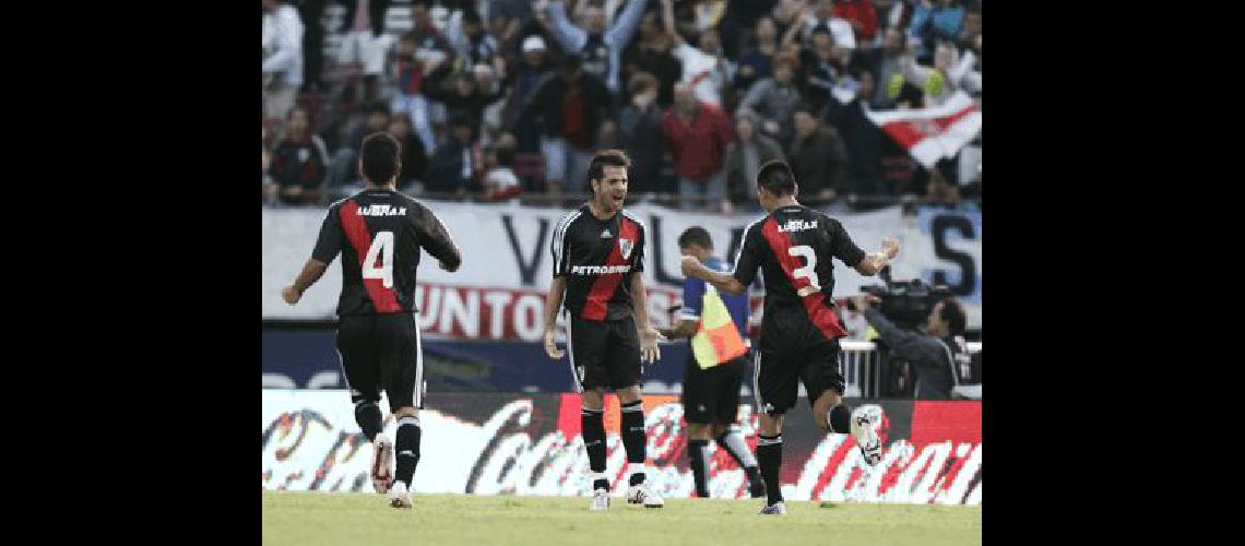 MatÃ­as Abelairas (al centro) marcÃ³ el primer gol de River Plate luego de una polÃ©mica jugada DyN 