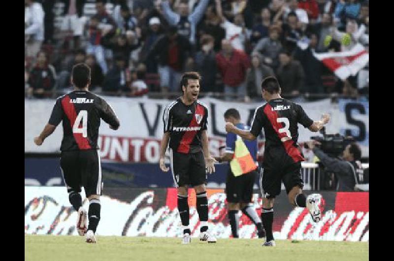 MatÃ­as Abelairas (al centro) marcÃ³ el primer gol de River Plate luego de una polÃ©mica jugada DyN 