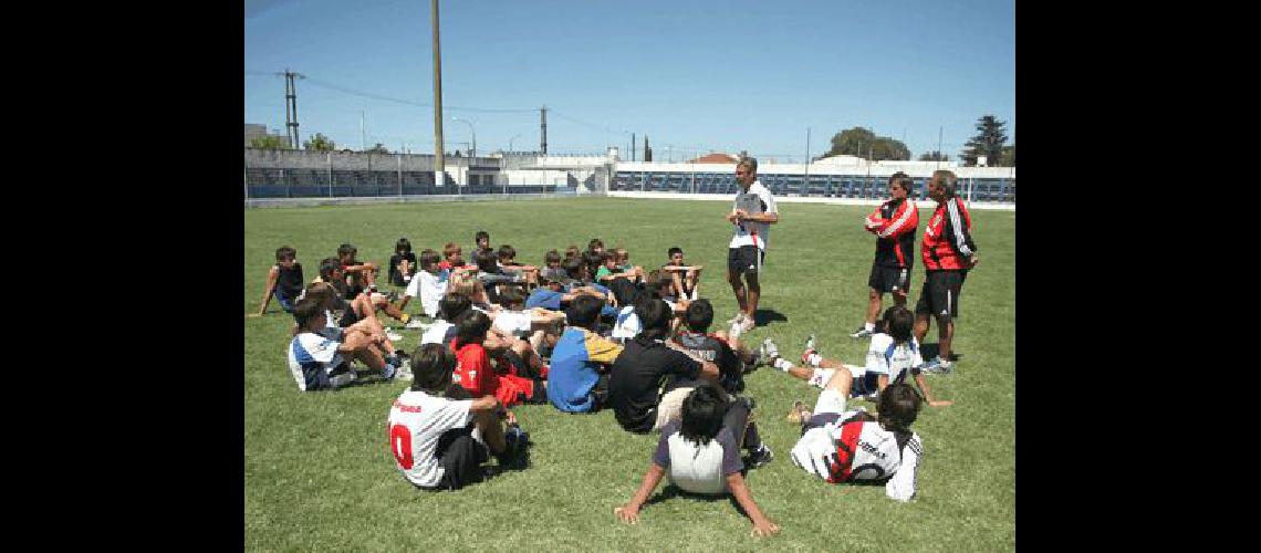 Los entrenadores de las divisiones menores de River dirigieron una prueba ayer en el Ricardo SÃnchez Claudio MartÃ­nez 